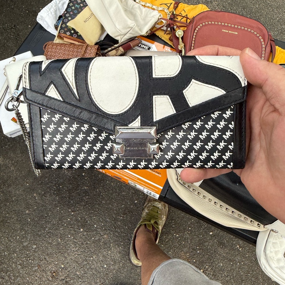 Michael Kors Elegant Black Wallet